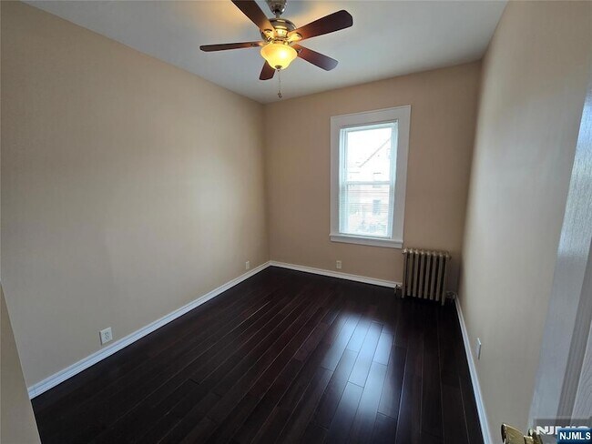 Building Photo - 158 Knapp Ave