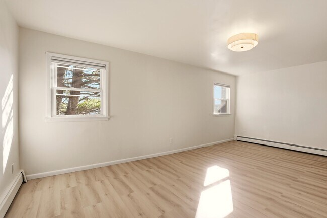 Building Photo - 576 Ave E