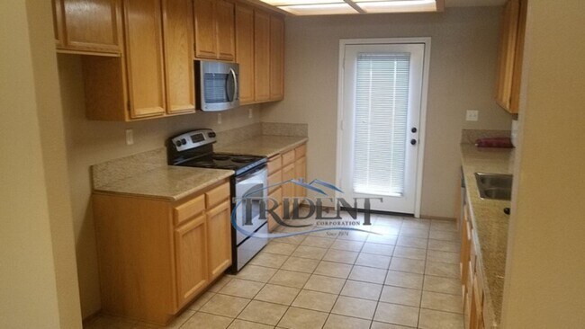 Building Photo - 3 bedroom, 2 bath half-plex/duplex