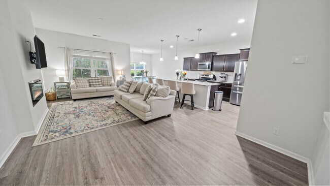 Building Photo - Stylish 3 Bedroom Townhome in The Commons – Richmond Hill Living at Its Finest