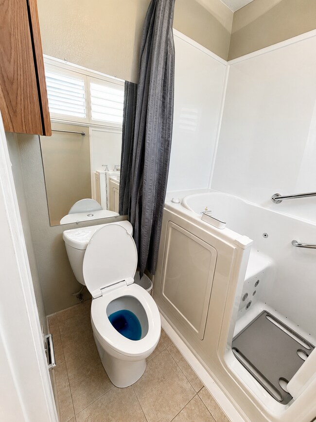 Building Photo - Welcome to this stunning 3 bedroom, 2 bathroom home located in Fremont