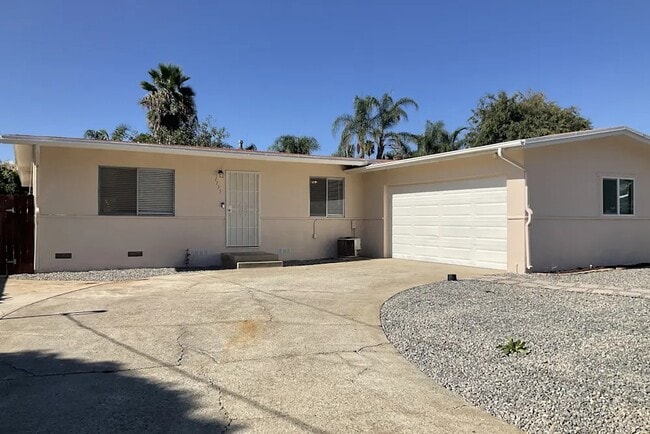 Primary Photo - 1136 Erica St