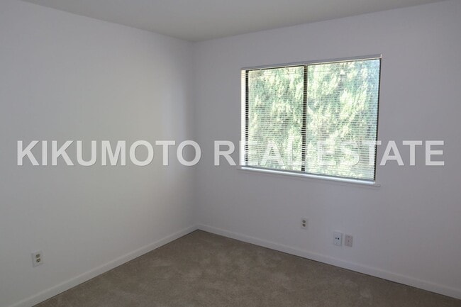 Building Photo - 3 Bedroom 2 1/2 bath Pocket home