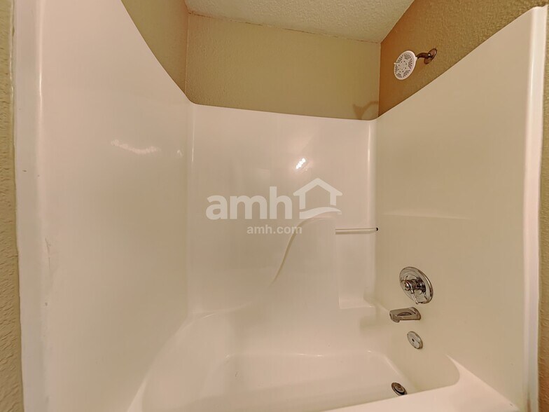 Building Photo - 220 Longview Bend