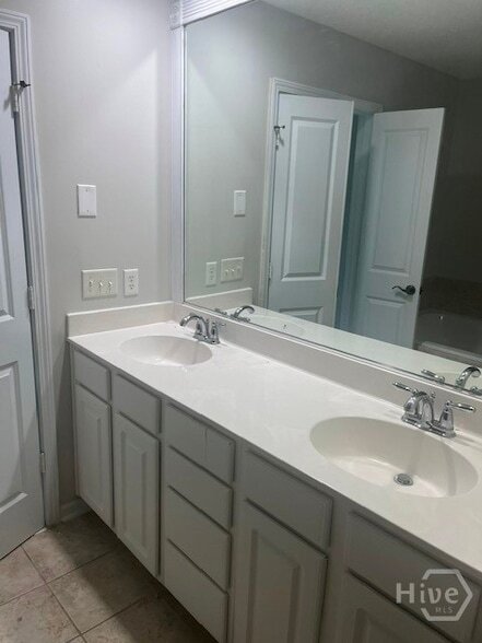 Building Photo - 107 Ventura Pl