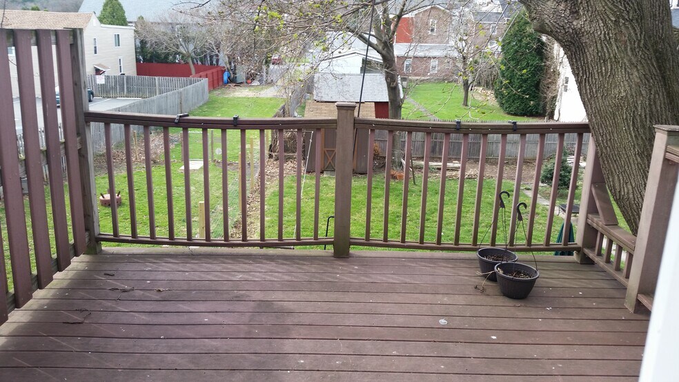 Building Photo - 18 E Main St