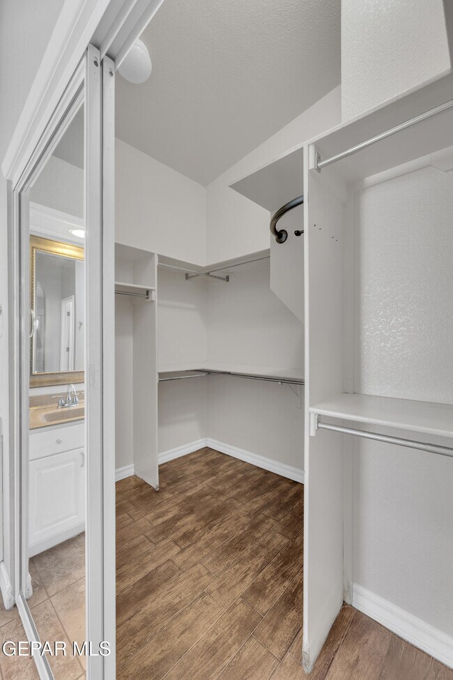 Building Photo - 232 Ave Mirador