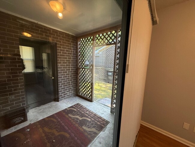 Building Photo - Freshly Painted 2Br 2Ba Duplex