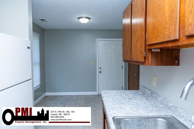 Building Photo - 3 Bedroom and 1.5 bathroom Duplex for rent