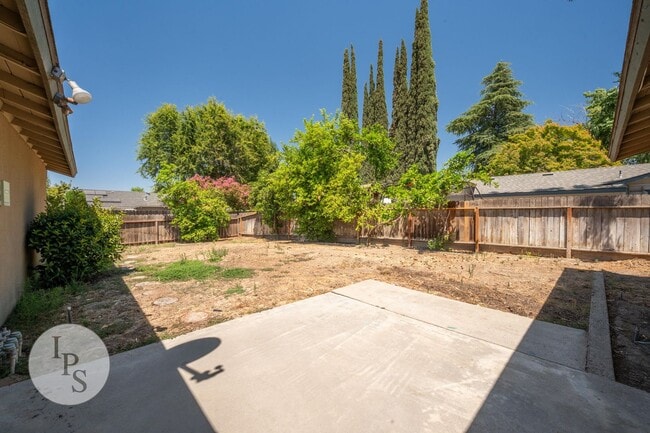 Building Photo - Kerman Westside Large 3 Bedroom Home, Bran...