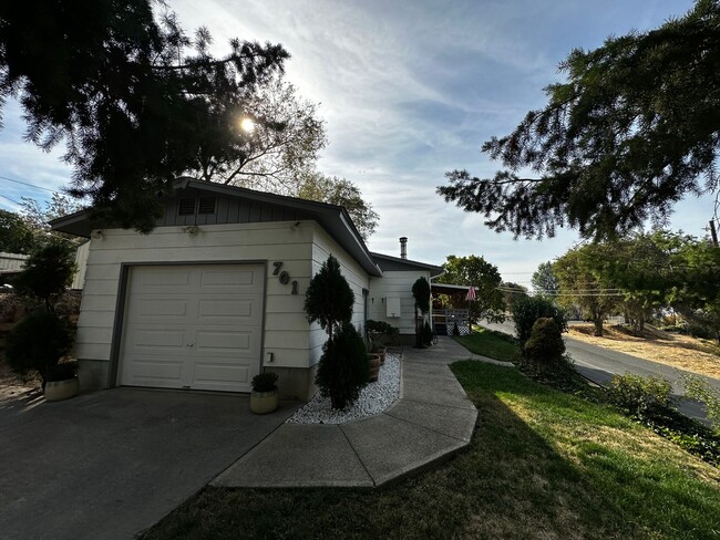 Building Photo - 2 Bedroom 1 Bath Single Family Home w/Atta...