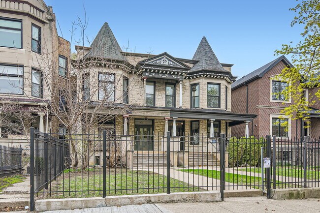 Building Photo - 4053 N Greenview Ave