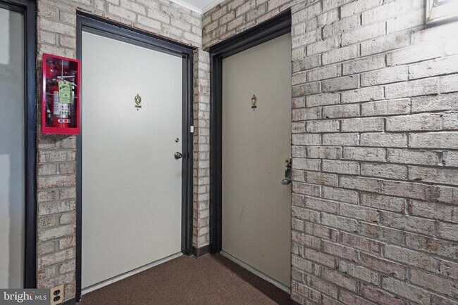 Building Photo - 1521 Colonial Dr