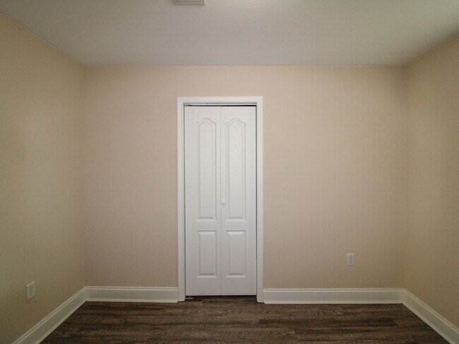 Building Photo - Charming 3BR/2BA Duplex Close to Shopping & Schools