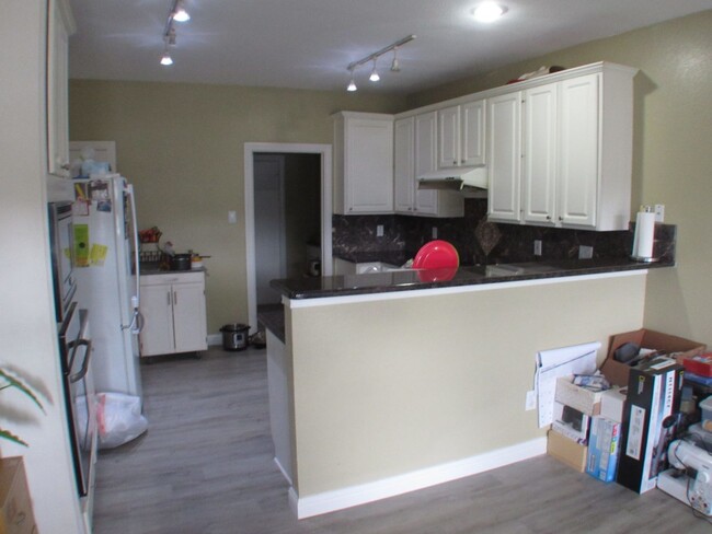 Building Photo - Great Irving Location!