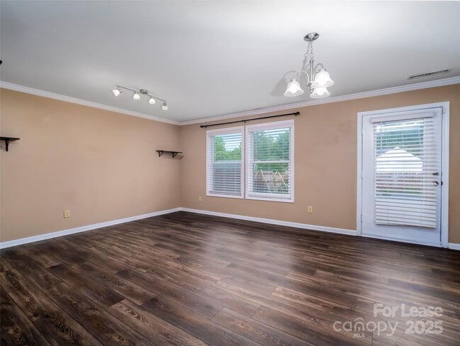 Building Photo - 910 Torsion Lane