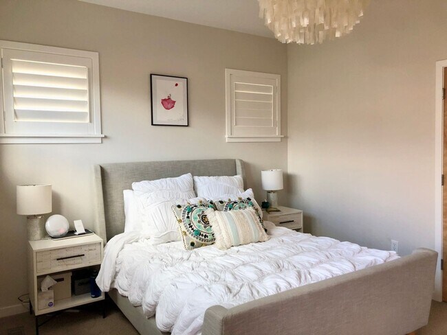 Building Photo - Stunning 3 bed, 3 bath in Holiday Neighborhood! Available July 5th!