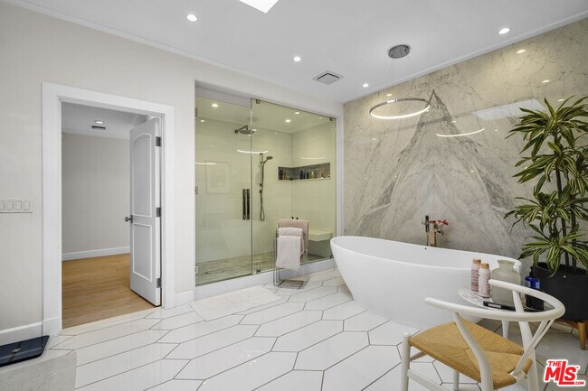 Building Photo - 23255 Mariposa De Oro St