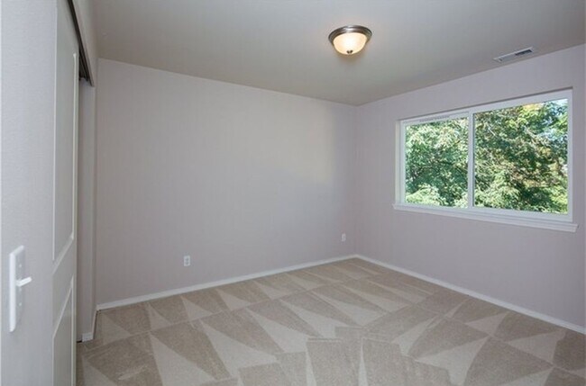 Building Photo - 3 bedroom Townhome in Renton Highlands
