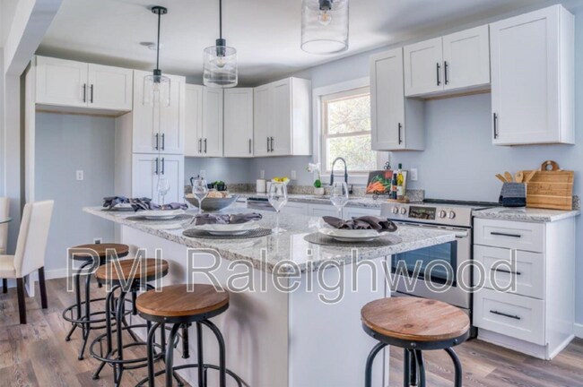 Building Photo - 2204 Emerson Pl