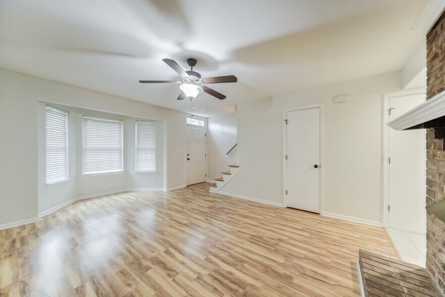 Building Photo - 250 Sanders Ferry Rd