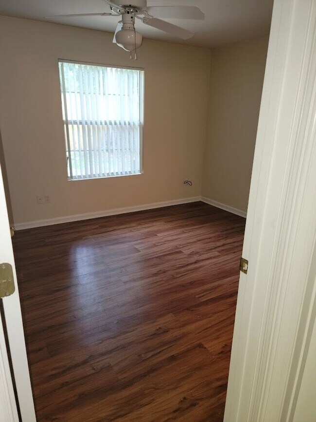 Building Photo - 3 BR/ 2BA Townhome located in