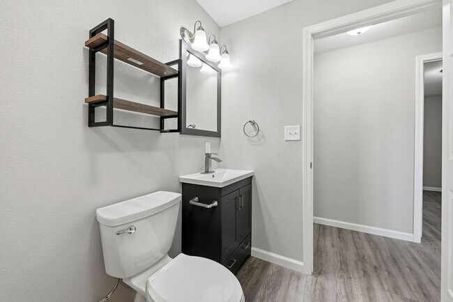 Building Photo - Beautiful completely renovated 2 bed 1 bath townhouse for rent!