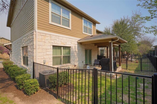 Building Photo - 516 E Slaughter Ln