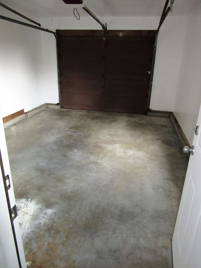 Building Photo - Inviting 2 Bedroom, 1.5 Bath Townhouse Dup...