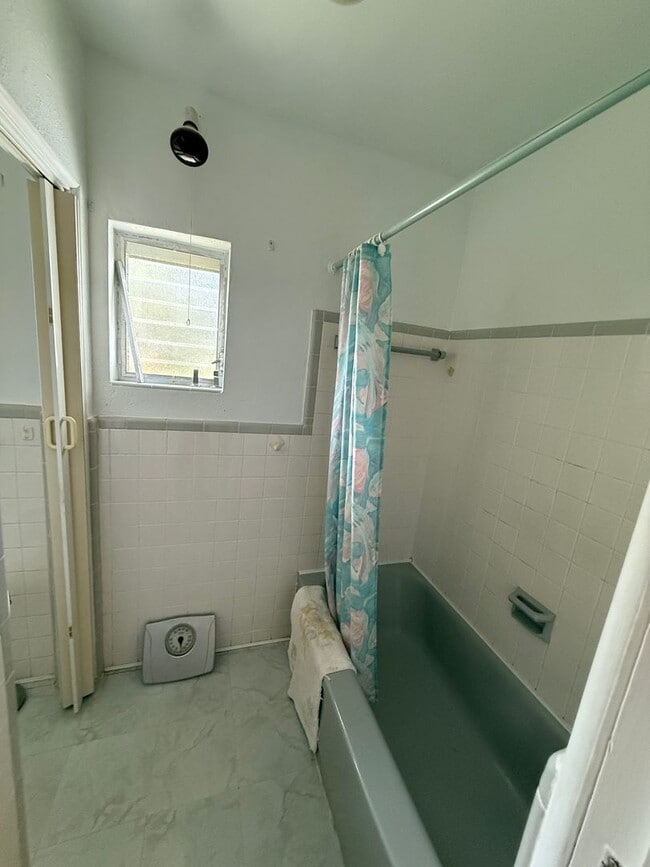 Building Photo - 3 bed 2 bath house with 1200 sf. end of ci...