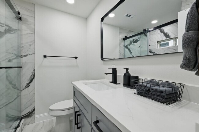 Building Photo - 3321 Ridgehaven St