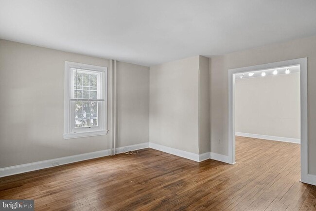 Building Photo - 716 E Railroad Ave