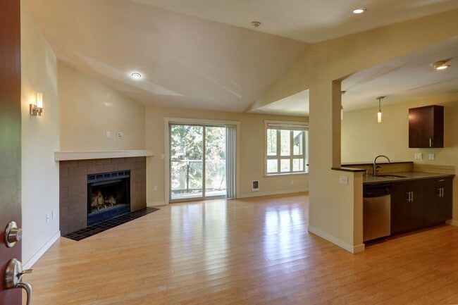 Building Photo - Beautiful Top Floor 1BR 1BA Condo in The B...