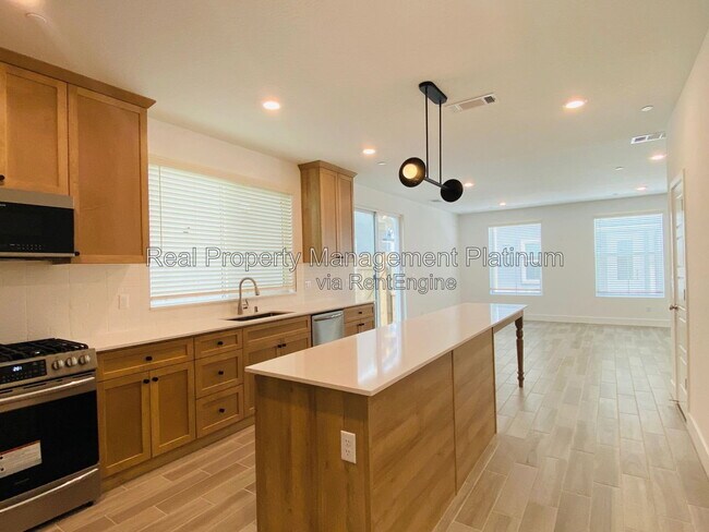 Building Photo - 2752 E Tamarind Dr