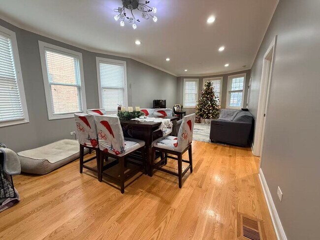 Building Photo - 5351 W Foster Ave