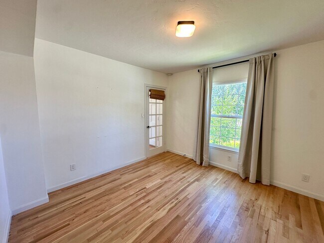 Building Photo - Bright & Modern Two-Story Home with Stunni...