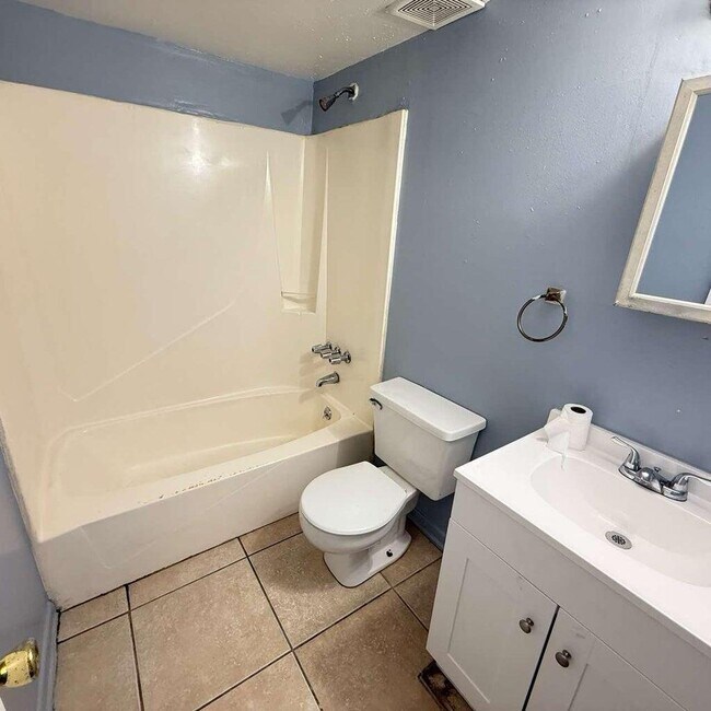 Building Photo - 824 Tanager Rd