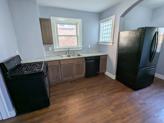 Building Photo - 3 Bedroom 1.5 Bathroom House (Greenfield)