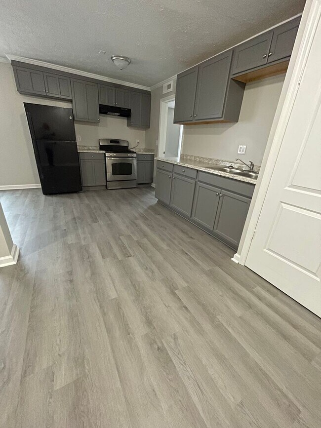 Building Photo - Oversized Newly Renovated One Bedroom Available