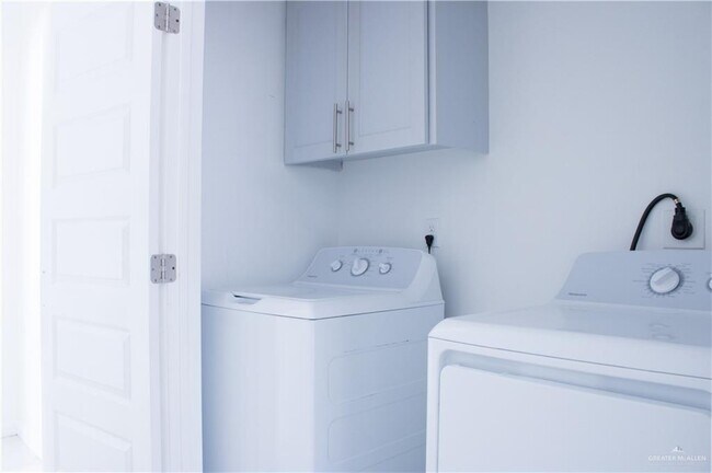 Building Photo - 16 Angelina Dr