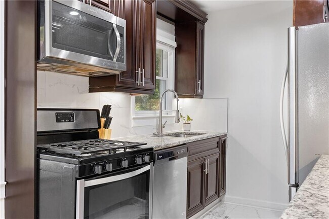 Building Photo - 1290 Glen Forest Way