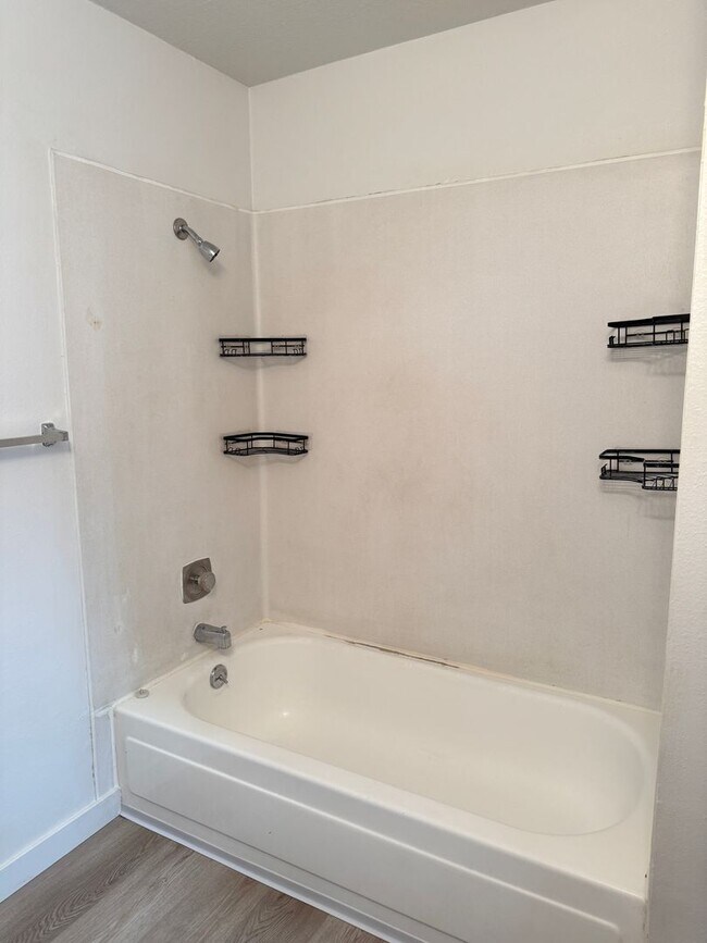 Building Photo - Large single level 2-bedroom/1 bath duplex in Springfield!
