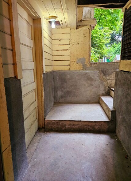 Building Photo - 309 NE Graham St