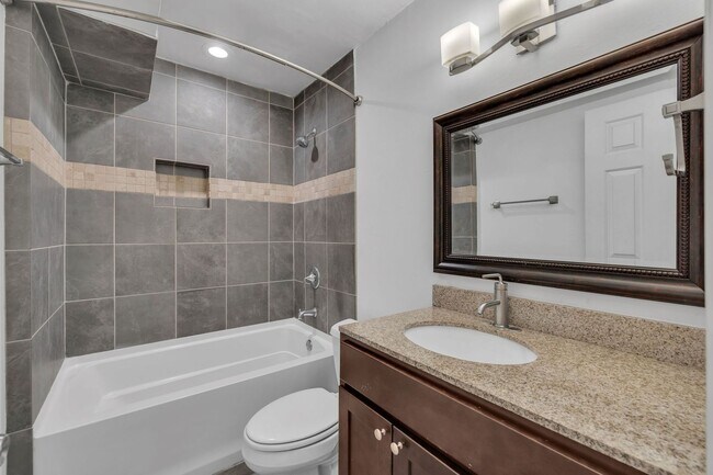 Building Photo - Spotless home in the most convenient locat...