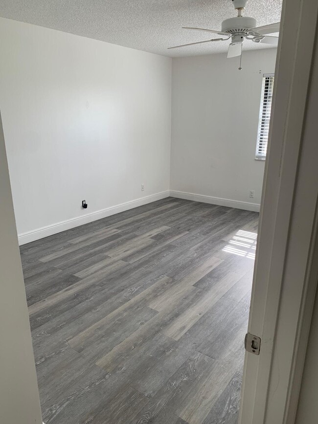 Building Photo - 4688 Oak Terrace Dr