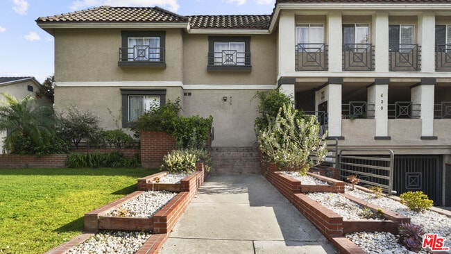 Building Photo - 420 Riverdale Dr