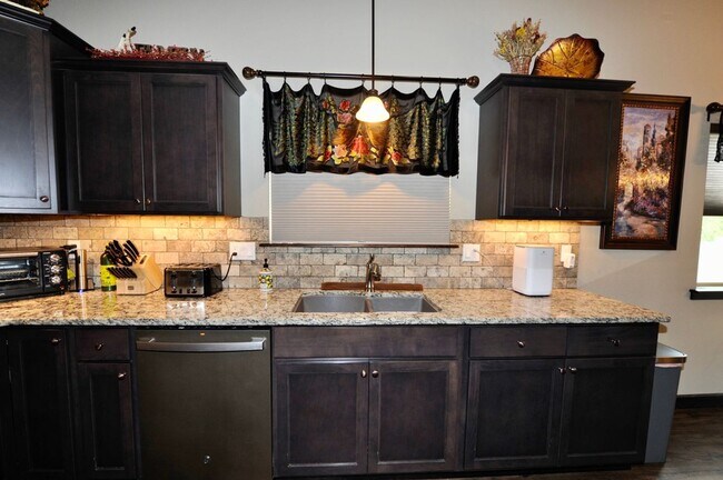 Building Photo - Luxury 3 bed 2 bath Rancher: Miller's Landing