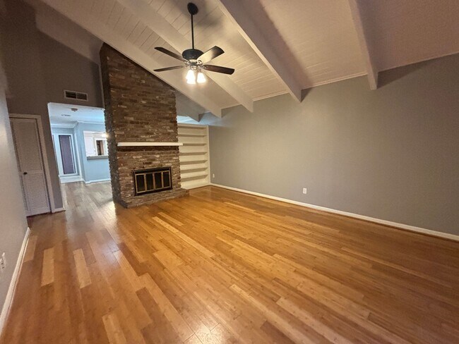 Building Photo - Lake View with Easy Access to I220