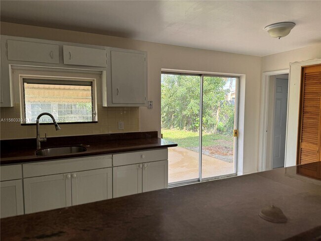 Building Photo - 6111 NW 43rd Ave