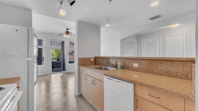 Building Photo - 533 NE 3rd Ave